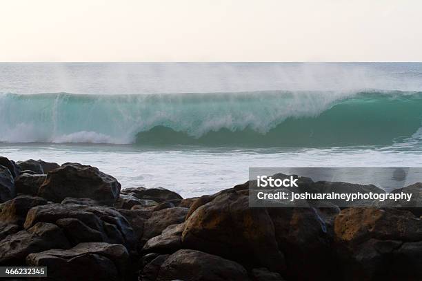 Ruptura De Rocky Point Onda Foto de stock y más banco de imágenes de Agua - Agua, Aire libre, Alto - Descripción física