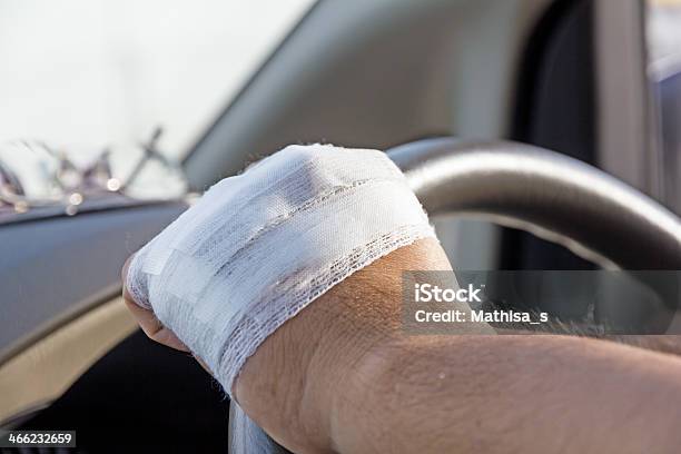 Bandaged Mano - Fotografie stock e altre immagini di Arto - Parte del corpo - Arto - Parte del corpo, Arto umano, Automobile