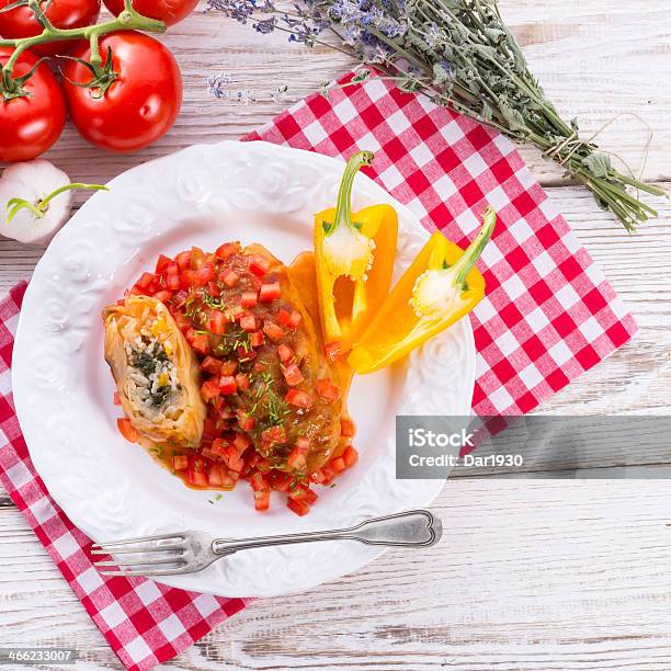 Vegetarische Kohl Frühlingsrollen Mit Spinat Und Salsa Stockfoto und mehr Bilder von Bildschärfe