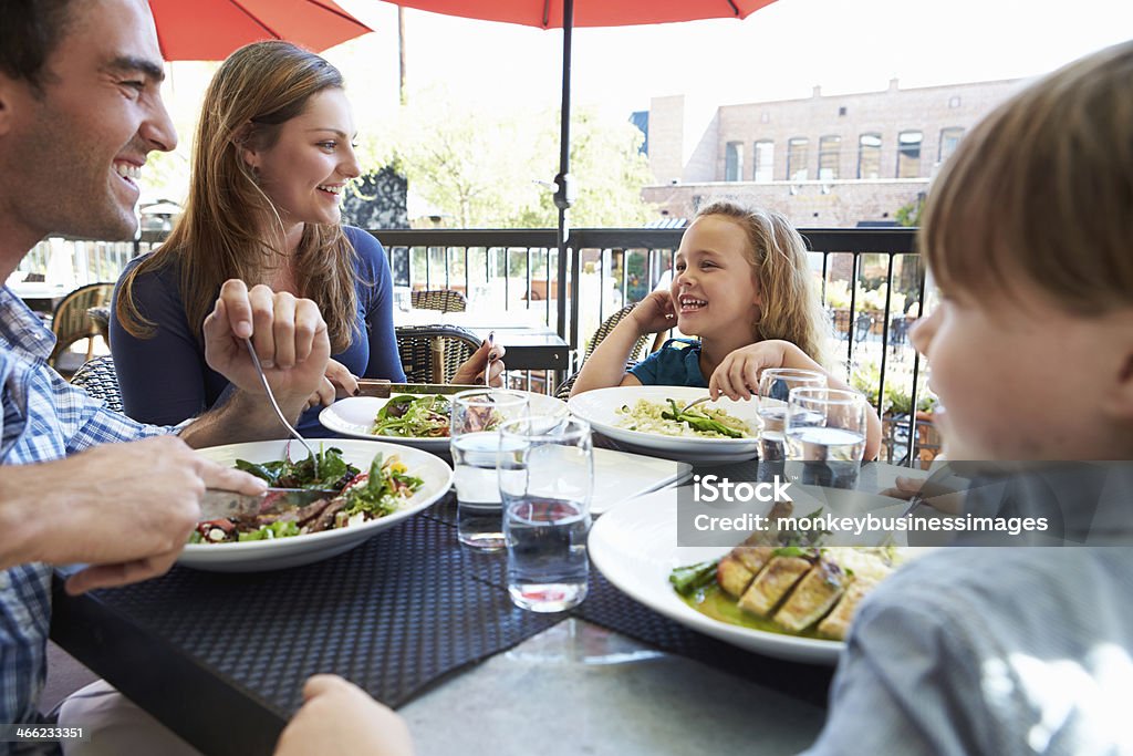 Família desfrutar de uma refeição no restaurante ao ar livre - Foto de stock de Restaurante royalty-free