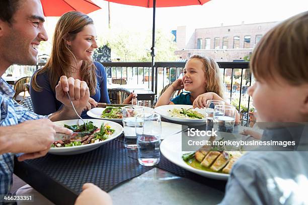 Foto de Família Desfrutar De Uma Refeição No Restaurante Ao Ar Livre e mais fotos de stock de Restaurante