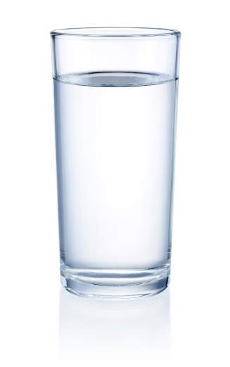 Vaso de agua aislado sobre un fondo blanco photo