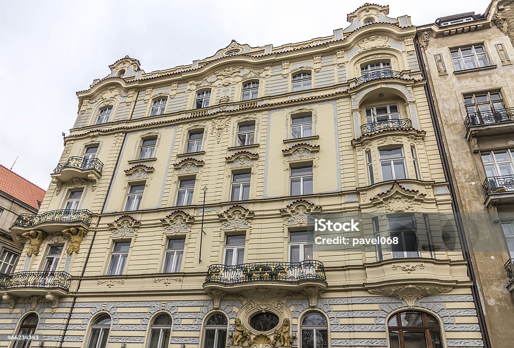 Facciata di edificio storico di Praga - Foto stock royalty-free di Ambientazione esterna