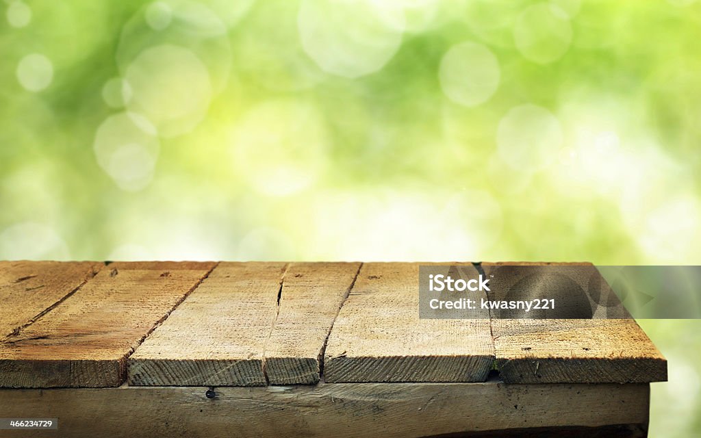 Vazio castanho claro mesa de madeira sobre fundo verde - Royalty-free Abstrato Foto de stock