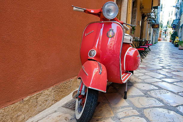 vespa scooter en kerkyra street. corfú isla. grecia. - piaggio fotografías e imágenes de stock