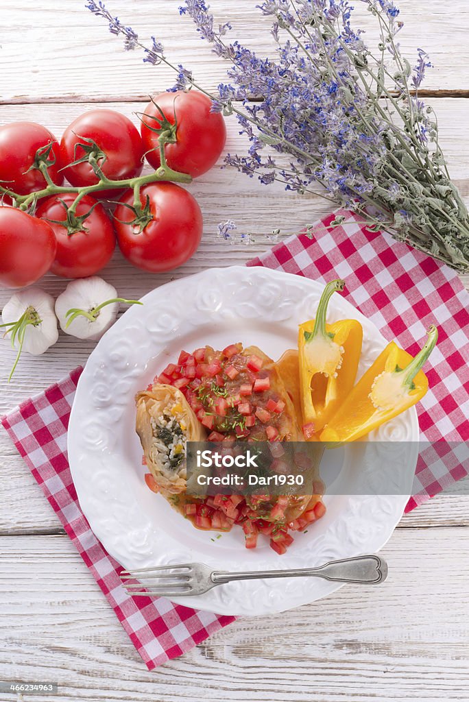 Rouleaux de chou végétarien avec des épinards et une Sauce tex-mex - Photo de Aliment libre de droits