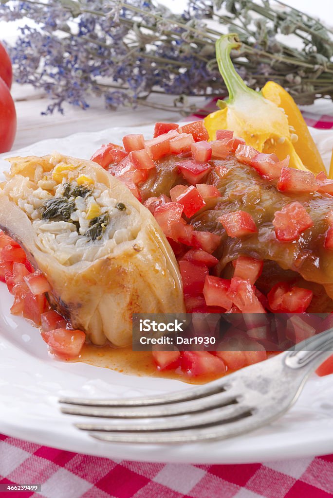 Vegetariano repollo rollos con espinacas y salsa - Foto de stock de Alimento libre de derechos