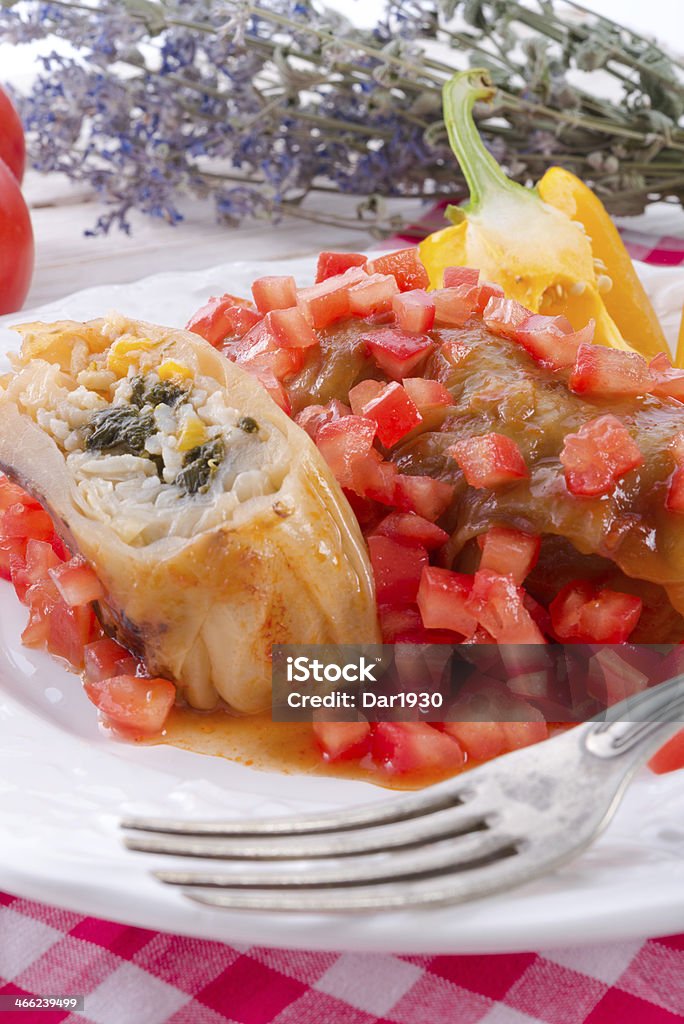 Rouleaux de chou végétarien avec des épinards et une Sauce tex-mex - Photo de Aliment libre de droits