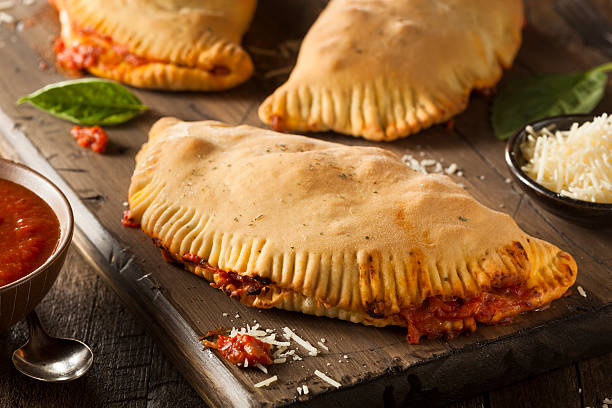 홈메이트 이탈리어어 고기 및 치즈 칼초네 - pizza pastry crust stuffed cheese 뉴스 사진 이미지