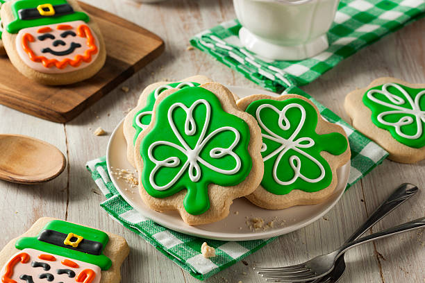 grünen klee st patricks day cookies - day patricks st patricks day clover stock-fotos und bilder