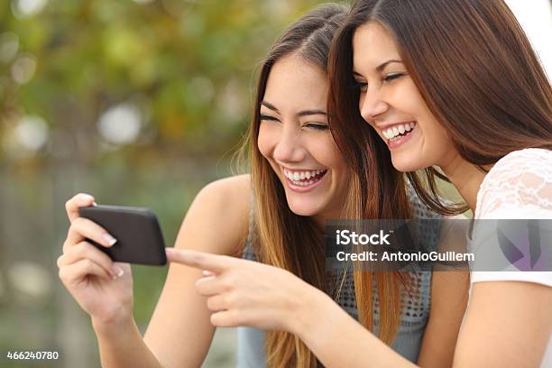 Lustiger Frauen Freunden Teilen Media Auf Einem Smartphone Stockfoto und mehr Bilder von Junger Erwachsener