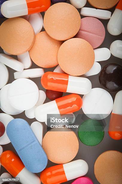 Pílulas E Cápsulas - Fotografias de stock e mais imagens de Azul - Azul, Comprimido, Cor verde