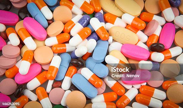 Pílulas E Cápsulas - Fotografias de stock e mais imagens de Azul - Azul, Comprimido, Cor verde
