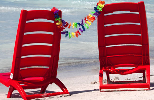 赤い椅子、海の近く - sdraio ストックフォトと画像