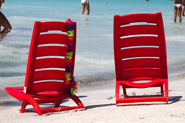 赤い椅子、海の近く - sdraio ストックフォトと画像
