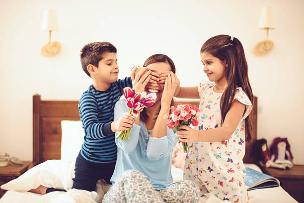 dans la chambre à coucher - mothers day flower gift bouquet photos et images de collection