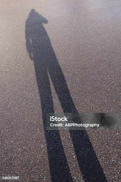 Long Sombra Foto de stock y más banco de imágenes de Alto - Descripción física - Alto - Descripción física, Asfalto, Bajo - Posición descriptiva