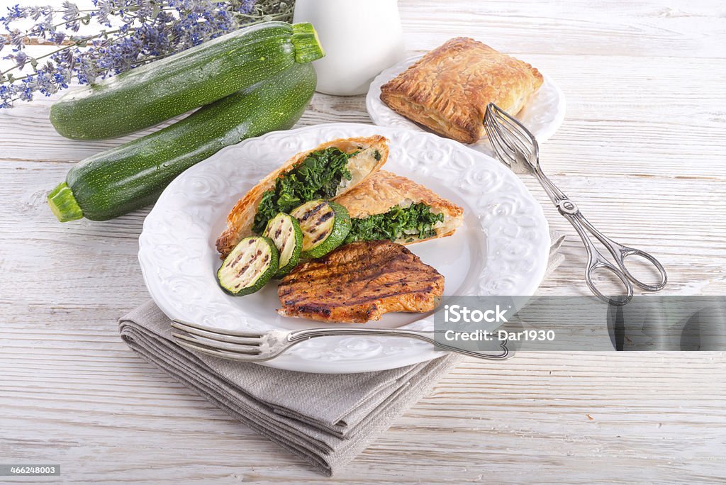 Bistecche alla griglia con brioche borsa e zucchine - Foto stock royalty-free di Alla griglia