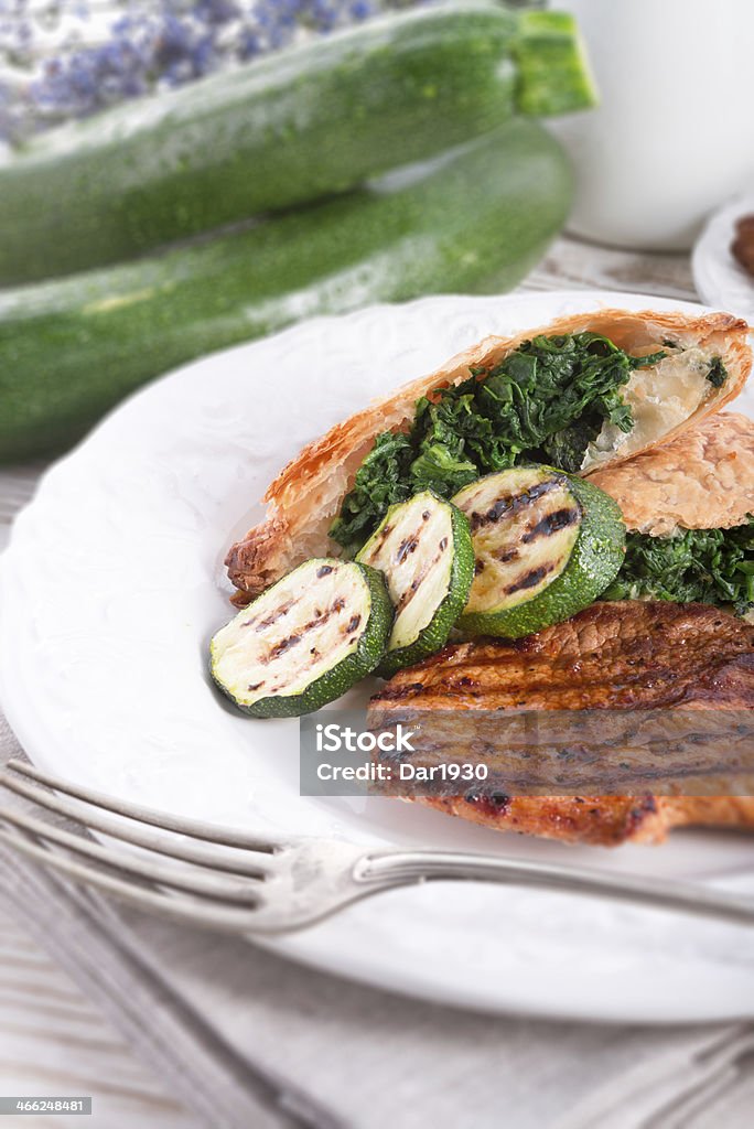 Cortes de carne a la parrilla con pasta hojaldrada bolsa y calabacín - Foto de stock de Aire libre libre de derechos