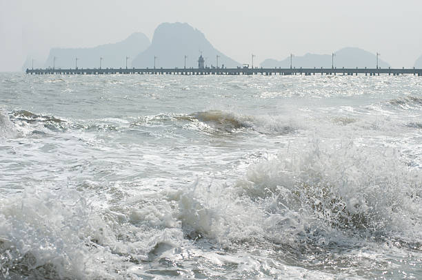 grosse vague de la mer sur un jour venteux. - power tide ripple reef photos et images de collection