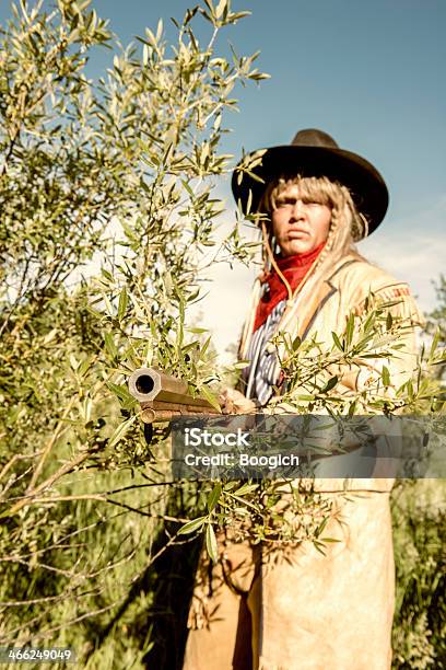 Montanha Homem Com Rifle No Oeste Selvagem - Fotografias de stock e mais imagens de 30-39 Anos - 30-39 Anos, Adulto, Ao Ar Livre