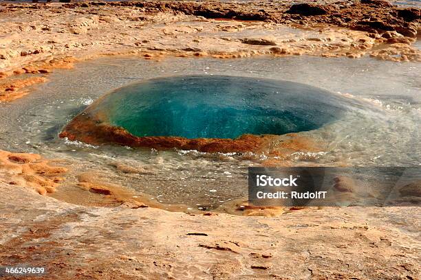 The Strokkur — стоковые фотографии и другие картинки Арктика - Арктика, Ветер, Взрывающийся