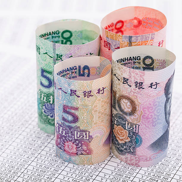 rmb de los billetes rollo de informes financieros - 50 yuan note fotografías e imágenes de stock