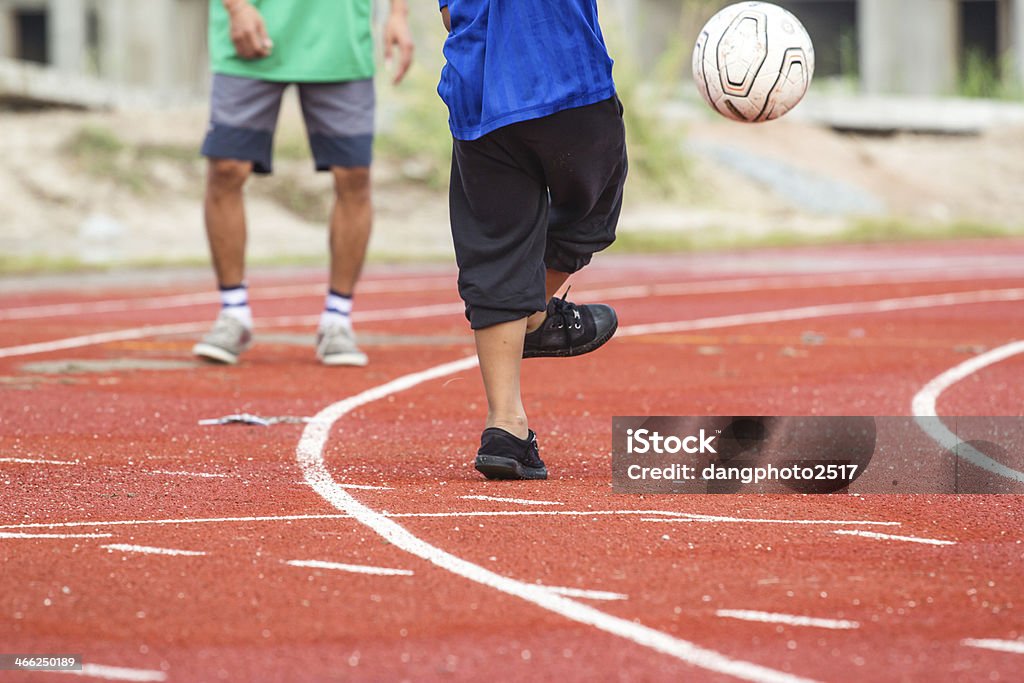 Le garçon joue au football - Photo de Activité libre de droits