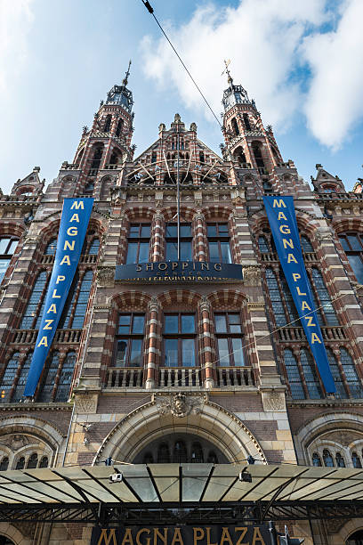 magna plaza einkaufszentrum in amsterdam - editorial outdoors vertical amsterdam stock-fotos und bilder