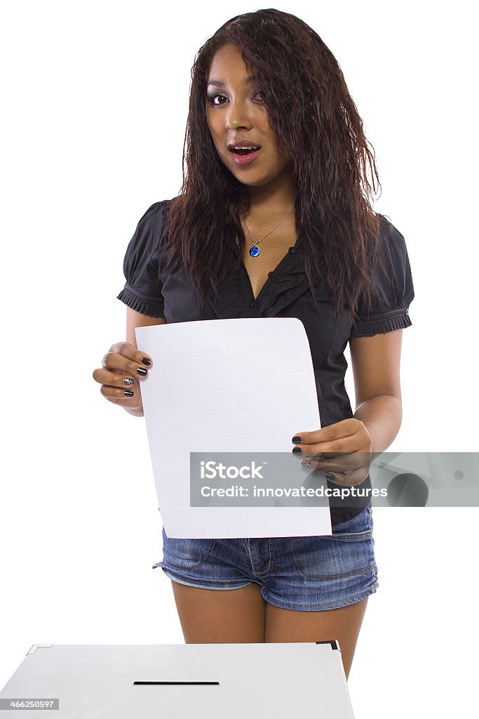 Latina Frau laden ein Umschlag in die Wähler Wahlurne - Lizenzfrei Größere Sehenswürdigkeit Stock-Foto