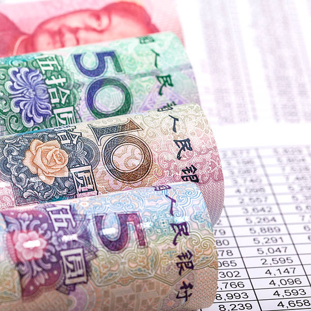 rmb de los billetes rollo de informes financieros - 50 yuan note fotografías e imágenes de stock