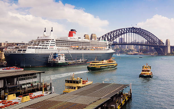 queen mary 2 a sydney harbour - queen mary 2 foto e immagini stock