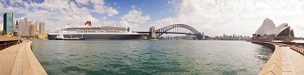 2 queen mary no porto de sydney - queen mary 2 - fotografias e filmes do acervo