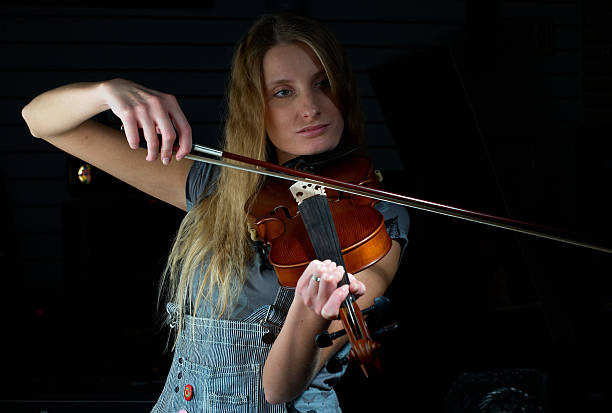istock Pretty woman and violin 466253297
