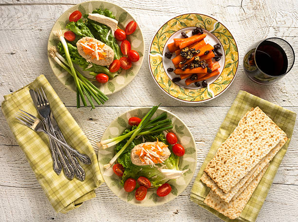 judía pascua judía tradicional de platos de pescado y tsimmes gefilte - cashrut fotos fotografías e imágenes de stock