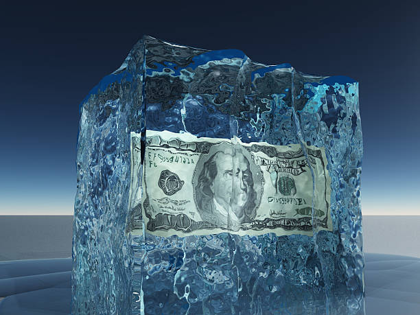 1 сто доллар сша замечание замороженные во льду - frozen currency finance ice стоковые фото и изображения