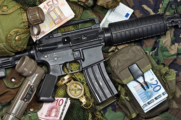 vergütungen soldaten of fortune - currency crime gun conflict stock-fotos und bilder