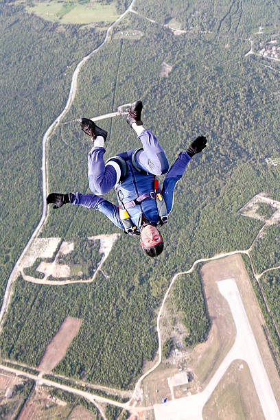 parachutist in aria - skydiving air aerial view vertical foto e immagini stock