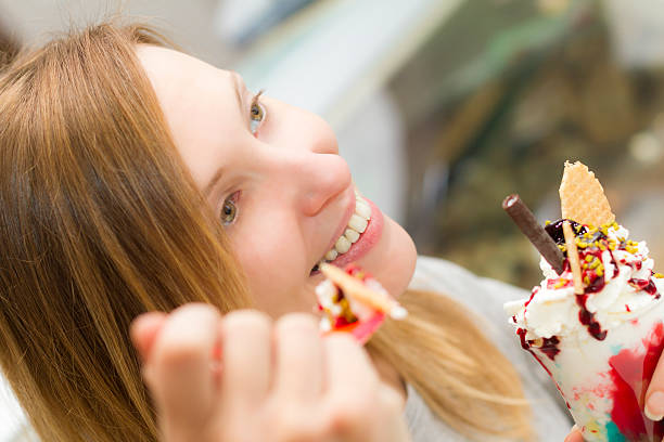 mujer joven deliciosa taza de café con cuchara de helado - spoon tasting women sex symbol fotografías e imágenes de stock