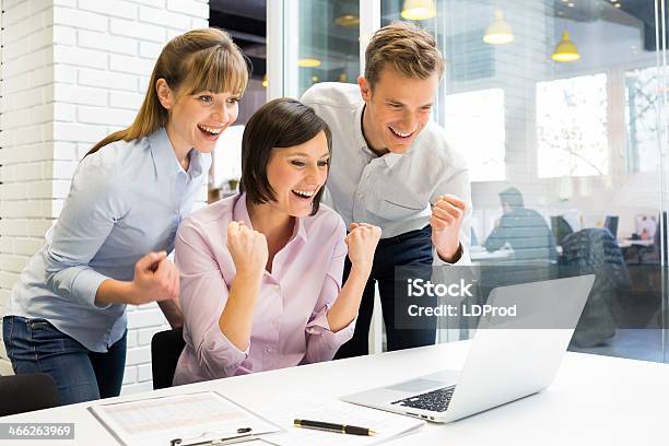 Glückliches Erfolgreiches Businessteam Im Büro Mit Armen Up Stockfoto und mehr Bilder von Arbeitskollege