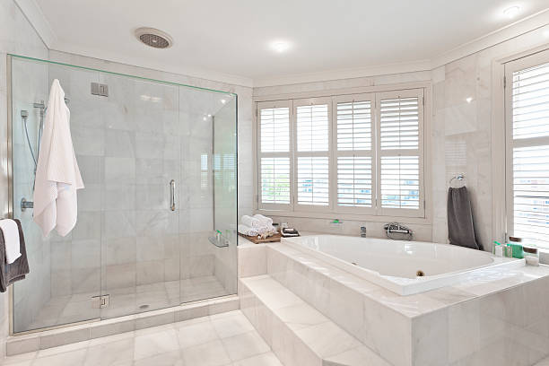 красивая современная ванная комната в австралийский особняк - tile bathroom tiled floor marble стоковые фото и изображения