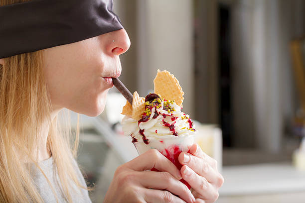 blindfolded jovem mulher degustação de - spoon tasting women sex symbol imagens e fotografias de stock