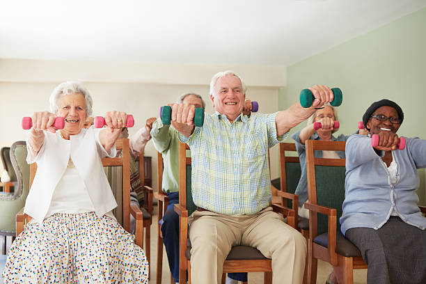 seniors en serio su salud - care community 80 plus years cheerful fotografías e imágenes de stock