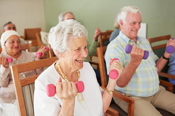 sus biceps trabajo - care community 80 plus years cheerful fotografías e imágenes de stock