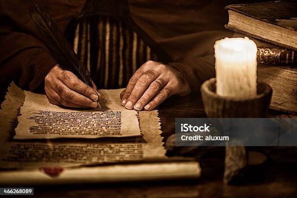 Amanuense Scrivere - Fotografie stock e altre immagini di Periodo medievale - Periodo medievale, Pergamena - Materiale cartaceo, Scrittura a mano
