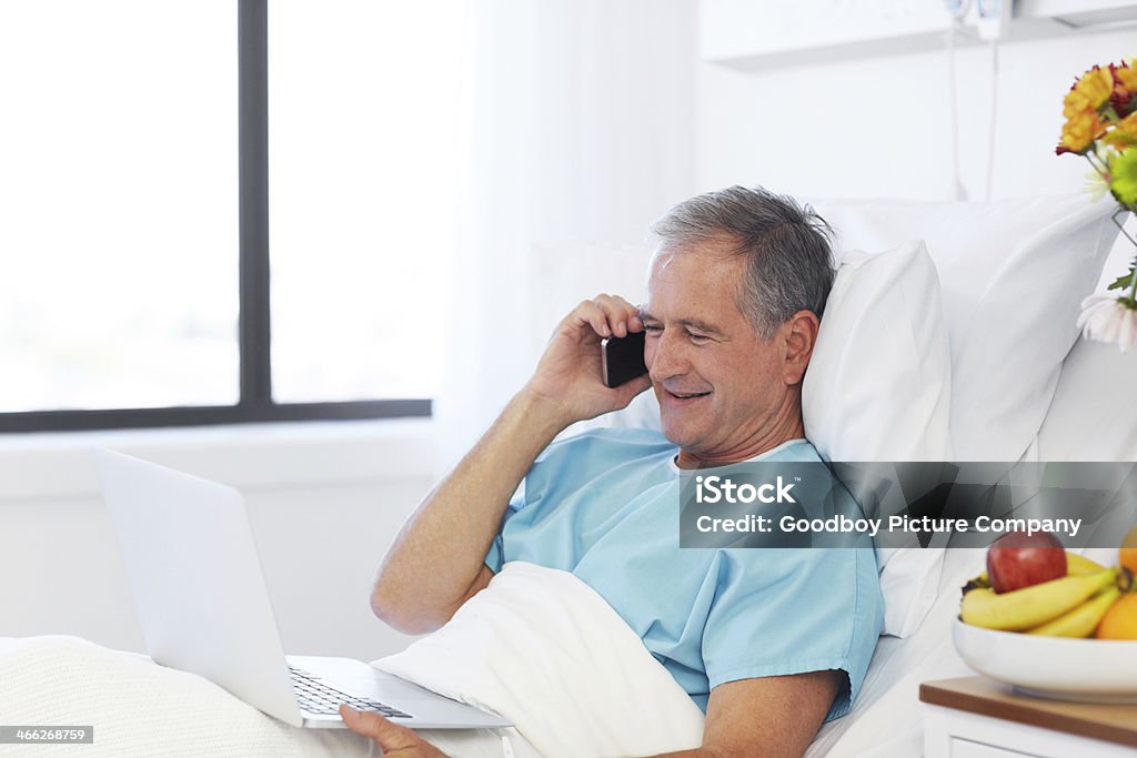 Não precisam de sentir-se solitário No hospital - Royalty-free A usar um telefone Foto de stock