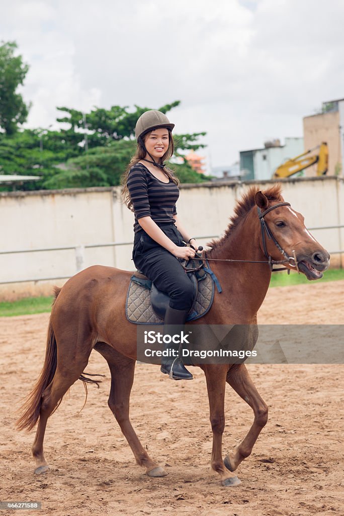 À cheval équitation - Photo de Activité de loisirs libre de droits