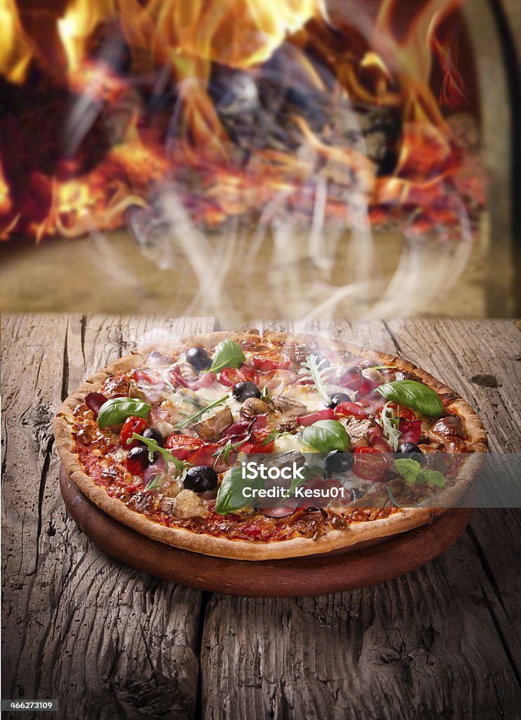 Deliciosa pizza italiana - Foto de stock de Aceituna libre de derechos