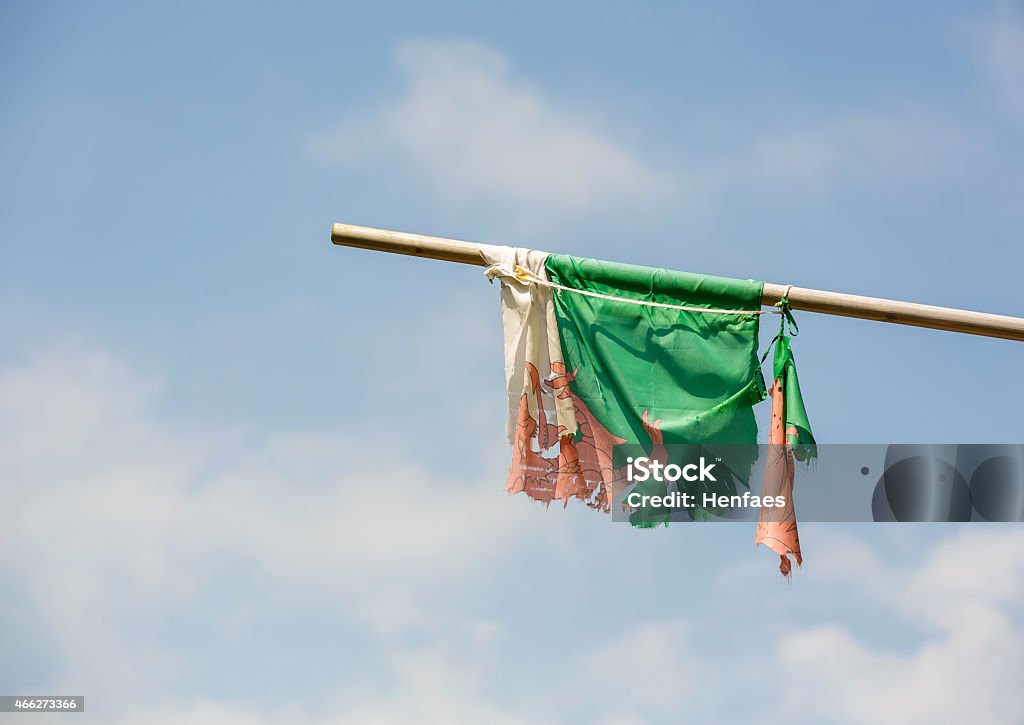 Bandiera del Galles montato su un piano orizzontale pennone guardando molto indossato - Foto stock royalty-free di Plaid Cymru