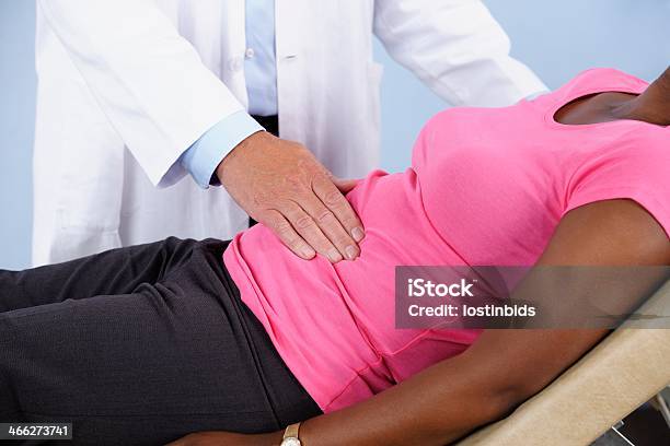Closeup Of African American Woman Tener Médico Foto de stock y más banco de imágenes de Adulto - Adulto, Africano-americano, Afrodescendiente